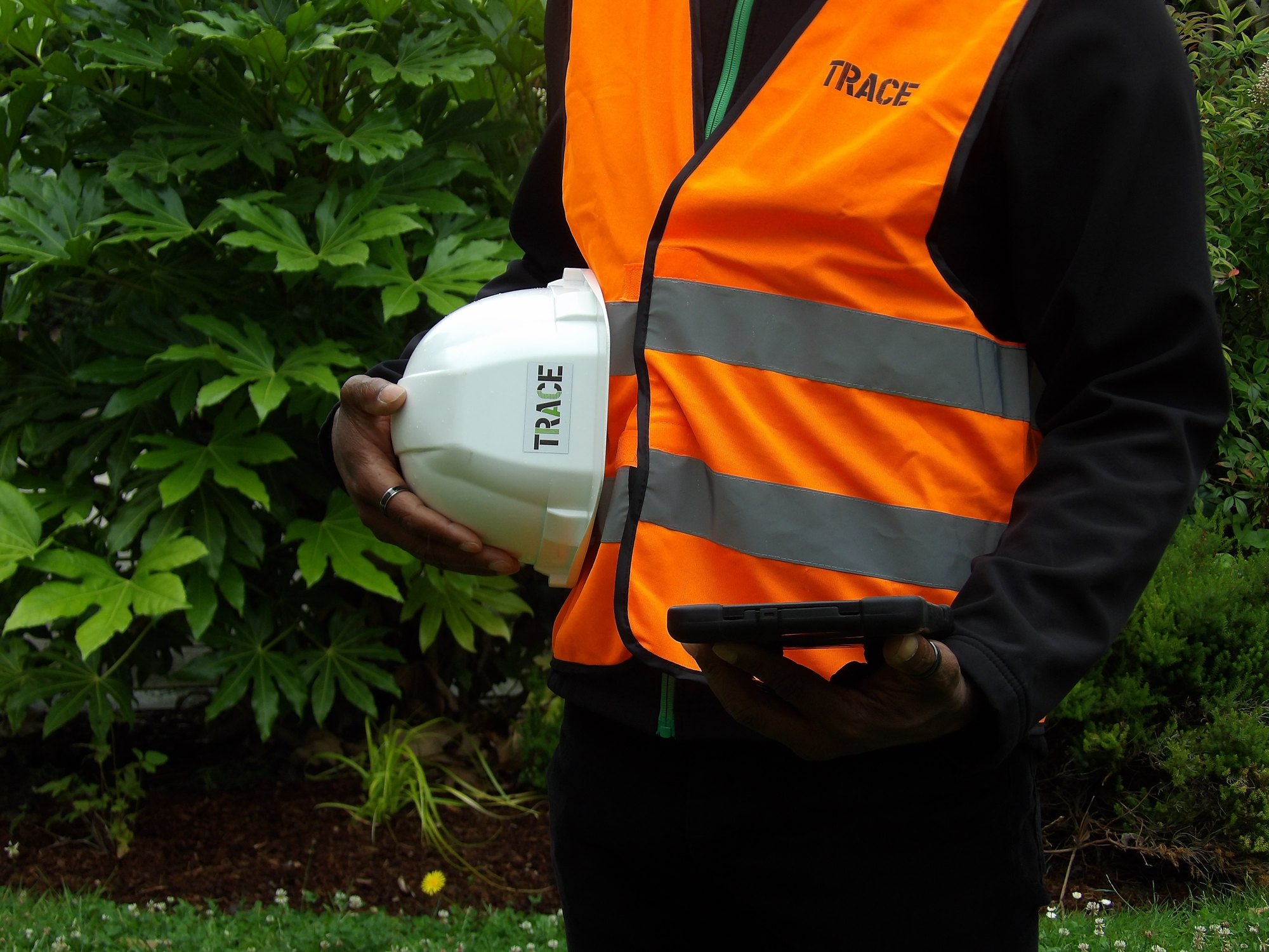 Intervenant TRACE avec casque et gilet haute visibilité